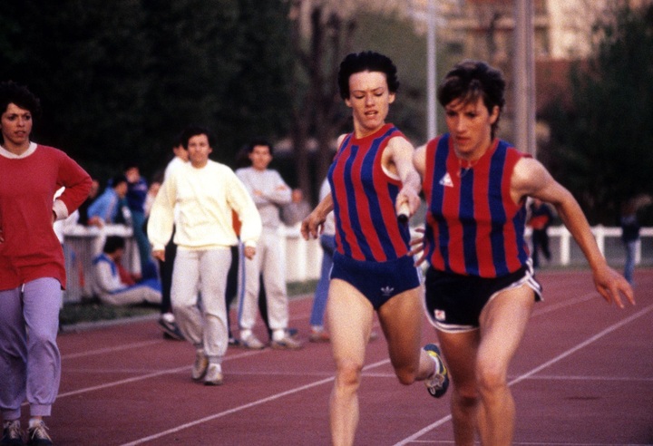 Agnès Sergent passe le relais à Martine Laurent, sous le 
    regard de Fabienne Pézerat et Gérard Bialek. Caluire, 1984 - l:720, h:492