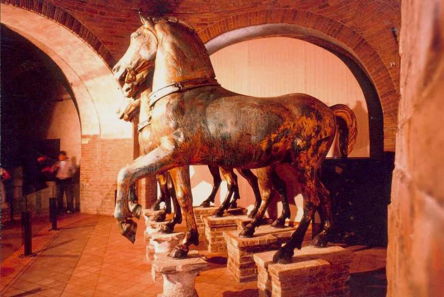 Venise, chevaux de Saint-Marc, objectif 24mm l:900, h:603